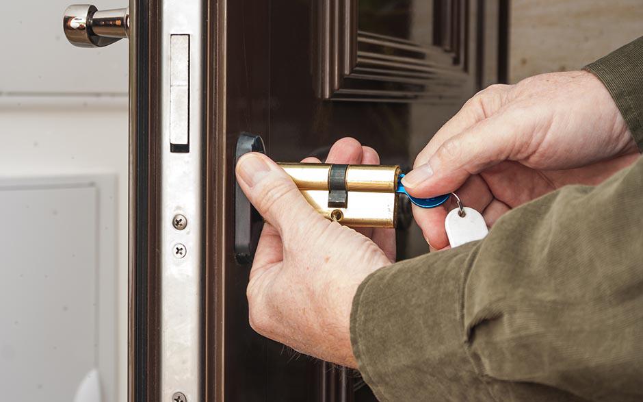changer serrure porte fenetre Plaisir